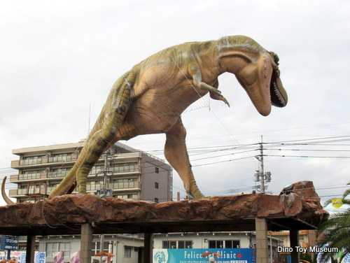 福岡県篠栗町のパチンコ屋さんの駐車場でティラノサウルスの兄弟にバッタリ出会った！