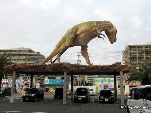 福岡県篠栗町のパチンコ屋さんの駐車場でティラノサウルスの兄弟にバッタリ出会った！