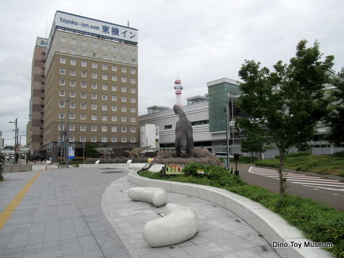福井駅西口にある「恐竜広場」