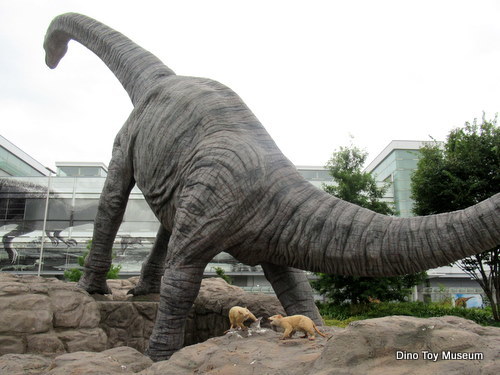 福井駅西口にある「恐竜広場」