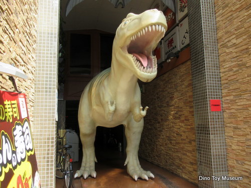 静岡駅近くのジュラシックビルのティラノサウルス