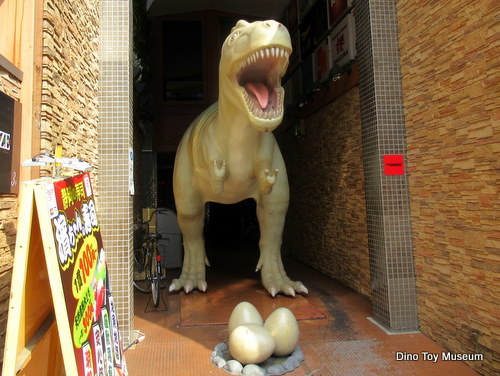 静岡駅近くのジュラシックビルのティラノサウルス
