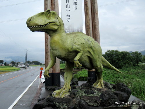 国道416号線（通称・恐竜街道）の北郷無料駐車場にフクイラプトル像