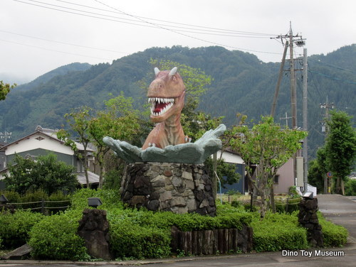 2019年に福井県を訪れた時に、郡町交差点の脇の恐竜モニュメントにも会ってきました