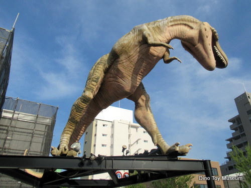 大阪・江坂にいる巨大なティラノサウルス！