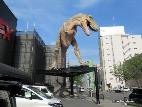 大阪・江坂にいる巨大なティラノサウルス！