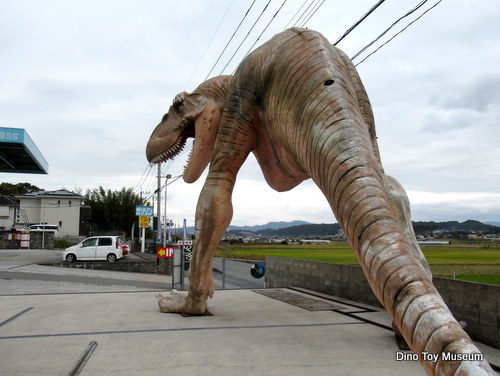 福岡県飯塚市・イワキン石油さんの看板恐竜ティラノサウルス