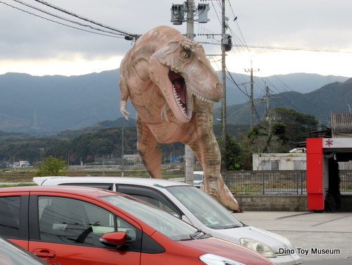 福岡県飯塚市・イワキン石油さんの看板恐竜ティラノサウルス
