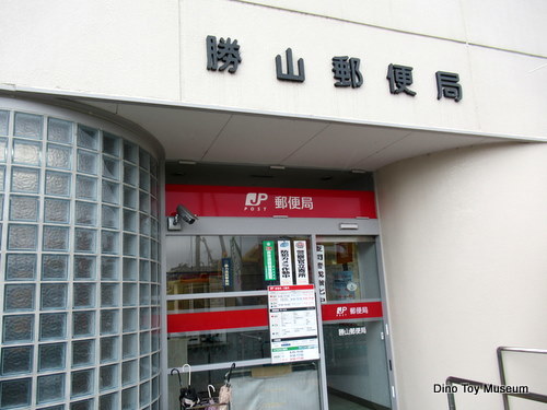 福井・勝山郵便局のポストの上のフクイリュウ銅像