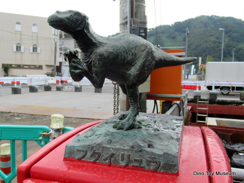 福井・勝山郵便局のポストの上のフクイリュウ銅像