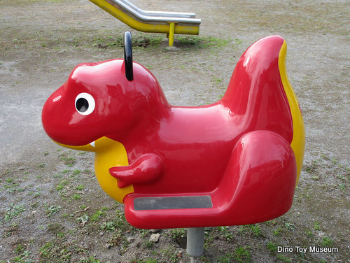 墨田区の東公園にカワイイ恐竜スプリング遊具がありました