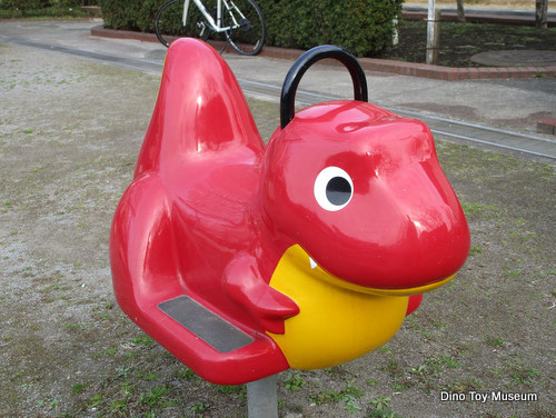 墨田区の東公園にカワイイ恐竜スプリング遊具がありました