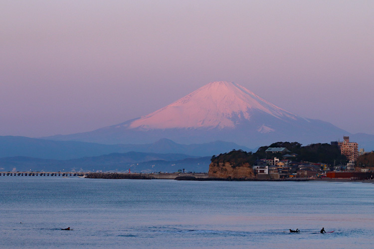 200103_Pink-Mt-Fuji_Shichirigahama.jpg