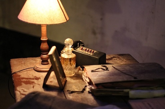 机の上の古いランプと本