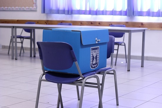 青い投票箱