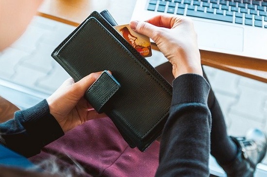 財布とノートパソコン
