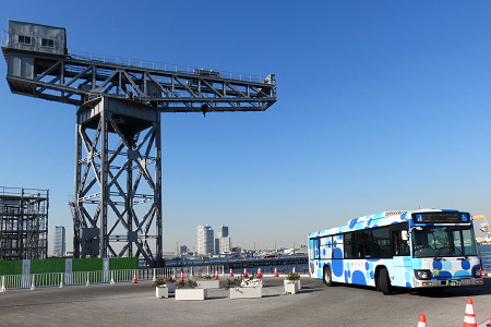 ハンマーヘッドと横浜市営バス ピアライン