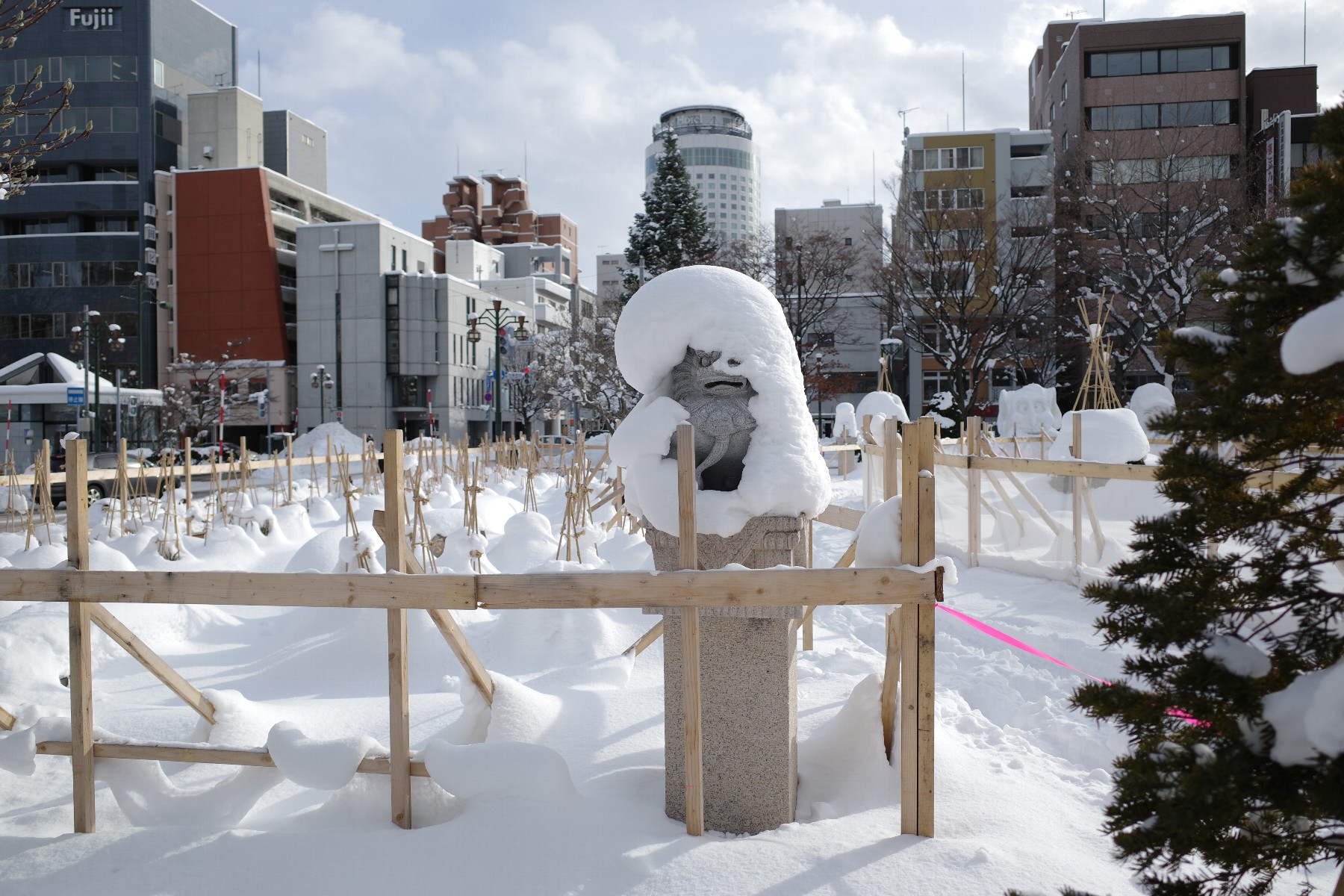 雪を被る大通公園の狛犬さん