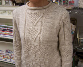 手編みのセーターとフォーマルワンピース