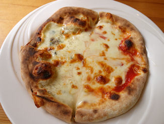 ピザ　ハーフ　マルゲリータ＆ゴルゴンゾーラチーズ