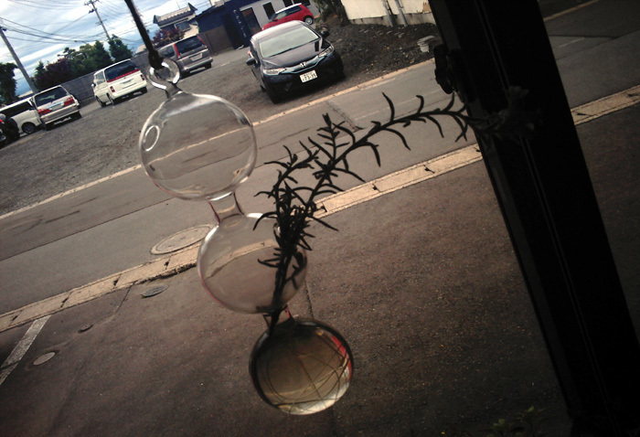 大地の変なガラス花瓶