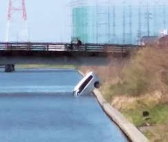 川に落ちた乗用車＝４月１５日、浜松市西区（提供写真）
